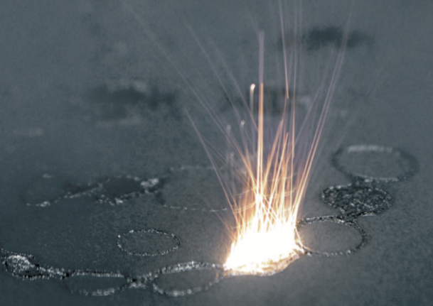 数字化制造:激光在 200 W 和 1400°C 的条件下会逐层熔化金属粉(EOS GmbH 提供)。