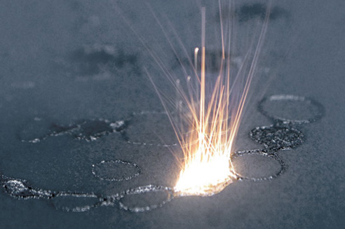 Additive Manufacturing: The laser fuses the metal powder layer by layer with 200 W and a temperature of 1400°C